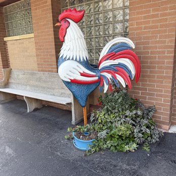 Hobos - Big Chicken on Patio - Salad Near Me - St Peters, Missouri
