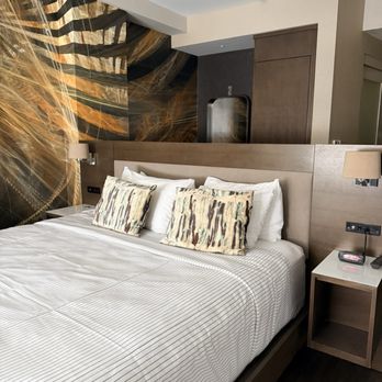 Cambria Hotel - King bed - Hotels Near Me - Philadelphia, Pennsylvania Cambria Hotel - King bed - Hotels Near Me - Philadelphia, Pennsylvania