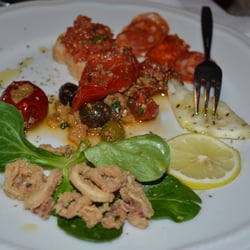 El Pulpo - Antipasti Teller : Sellerie Carpaccio / frittierte babycalamares/ eingelegte Paprika / eingelegte Oliven / Salamie Calabrese