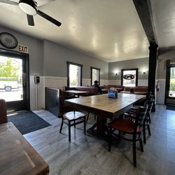 La Prima Pizza - Comfortable booth seating
