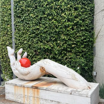 R INN NAPA - Sculpture in the backyard area - Hotels Near Me - Napa, California R INN NAPA - Sculpture in the backyard area - Hotels Near Me - Napa, California