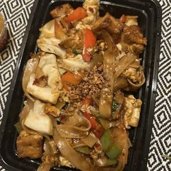 Homey Thai Bistro - Drunken noodles with tofu