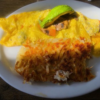 Bobbie's Southern Kitchen - Omelet with mushrooms, tomatoes, bellpepper with hash brown - American Near Me - San Antonio, Texas Bobbie's Southern Kitchen - Omelet with mushrooms, tomatoes, bellpepper with hash brown - American Near Me - San Antonio, Texas