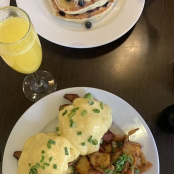 Barefoot Cafe - Eggs Benedict w/bacon & avocado. Blueberry banana pancakes. - Bars Near Me - Fairfax, California