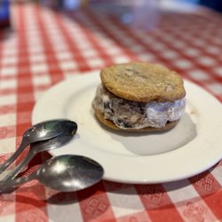 Cozy's Dockside - Ice cream cookie sandwich