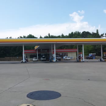 Golden Pantry - a gas station with cars parked in the lot - Gas Stations Near Me - Hull, Georgia
