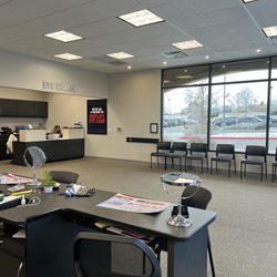 Visionworks - Waiting area and front desk