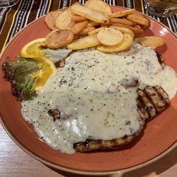 Athene - Hähnchenbrustfilet mit Knoblauch Kräuter-Sahne-Sauce und Kartoffelchips sowie gem. Salat