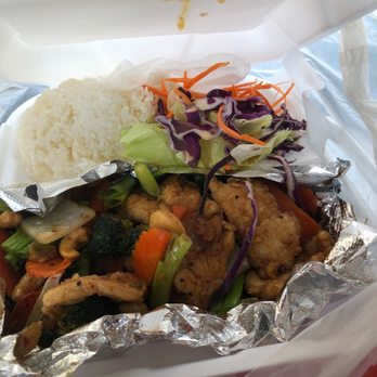 Thai Hot Restaurant - Cashew nut chicken lunch special ( ate spring roll ) - Thai Near Me - Indio, California