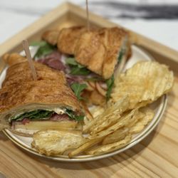 Cuppi Coffee - Apple Delight on croissant