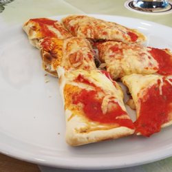 Ristorante Rosso Pomodoro - Calzone, sehr lecker! Wird bereits vorgeschnitten, so ist diese nicht gleich ultra heiß.