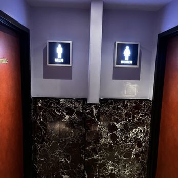 Los Feliz 3 - Nice bathrooms. - Cinema Near Me - Los Angeles, California
