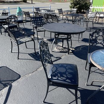Roy Boy's Clam Shack - Outdoor seating with scenic view of Post Road traffic - Seafood Near Me - North Kingstown, Rhode Island