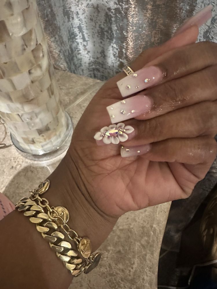 Ci Ci Nails Logo