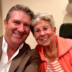 Southland Eye Associates - Dr. Lipschultz with one of his happy patients!