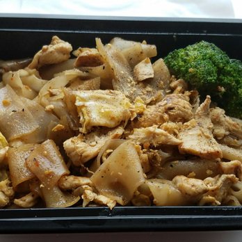 Haad Sai Thai - flavorless pad see ew with a baby piece of broccoli. all topped with the flavor of ground black pepper - Food Trucks Near Me - San Diego, California Haad Sai Thai - flavorless pad see ew with a baby piece of broccoli. all topped with the flavor of ground black pepper - Food Trucks Near Me - San Diego, California