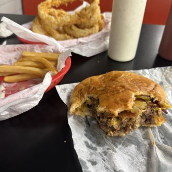 Wes’s Burger Shack - Bacon cheeseburger, rings, fries - Burgers Near Me - Temple, Texas