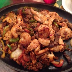 El Idolo - Fajitas El Idolo! Chicken, chorizo, steak, and shrimp! Very good!