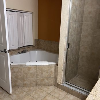 Floridays Resort Orlando - Master bathroom w/jacuzzi and shower - Hotels Near Me - Orlando, Florida