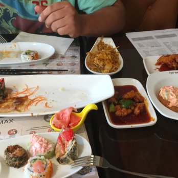 Kanda Max - a man eating a meal at a restaurant - Sushi Bars Near Me - Saint-Eustache, Quebec