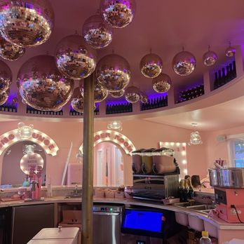Brooke’s Bubble Bar - Bar - Champagne Bars Near Me - Fredericksburg, Texas