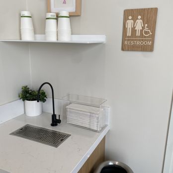 Veterinary Skin & Ear - Water station and restroom - Veterinarians Near Me - Los Angeles, California Veterinary Skin & Ear - Water station and restroom - Veterinarians Near Me - Los Angeles, California