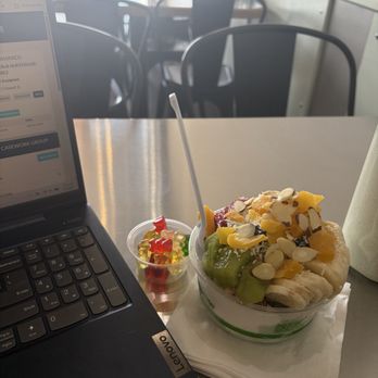 Honest Juicery - Açaí bowl-side 'o gummy bears - Juice Bars & Smoothies Near Me - Harker Heights, Texas Honest Juicery - Açaí bowl-side 'o gummy bears - Juice Bars & Smoothies Near Me - Harker Heights, Texas