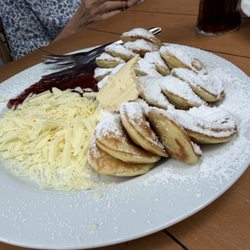 't Poffertje - Pancakes with white chocolate and strawberry jam