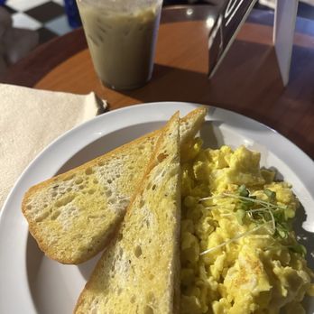 Gallo Espresso Cafe Bar - huevos revueltos con pan tostado (tostadas) - Breakfast & Brunch Near Me - Ponce, Puerto Rico Gallo Espresso Cafe Bar - huevos revueltos con pan tostado (tostadas) - Breakfast & Brunch Near Me - Ponce, Puerto Rico