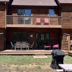 Bear Creek Two - Notable Vacation Rentals - Our relaxing back deck with red loungers & dining table with balcony, barbecue, and picnic table.