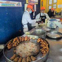 El Pescadito - Frying it up