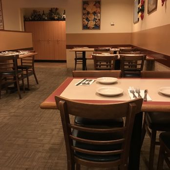 Ricado's Italian Restaurant - Warm and inviting dining room - Italian Near Me - Aiea, Hawaii