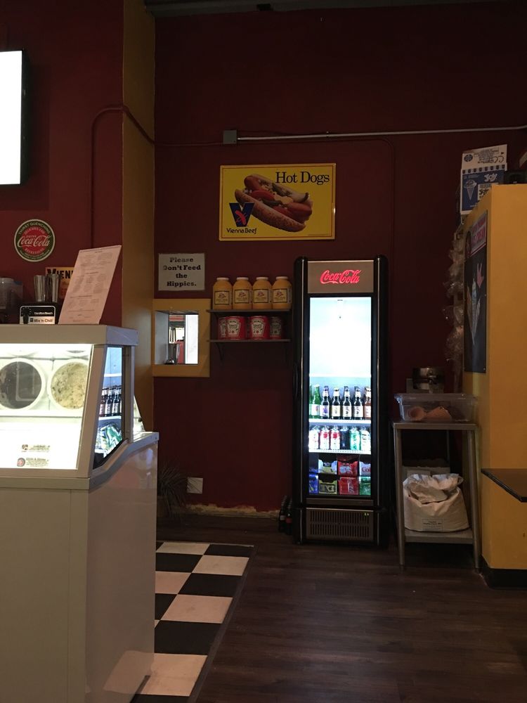 SCOOP DOGS Updated September 2024 11 Photos & 11 Reviews 124 W