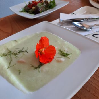 Meran - Kalte Gurkensuppe mit Lachs - Mediterranean Near Me - Lentföhrden, SH