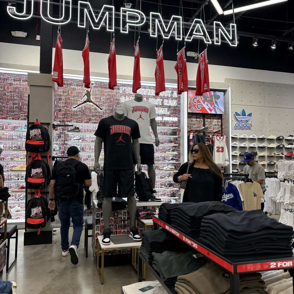 Shoe Palace - Interior - Shoe Stores Near Me - Torrance, California Shoe Palace - Interior - Shoe Stores Near Me - Torrance, California