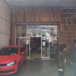 El Manantial - Fachada del Manantial y el aviso del rico menudo.