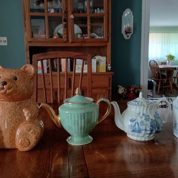 Skaneateles Antique Center - Avon teddy bear cookie jar, vintage tea pot frm 1950, tea pot, and not sure about the bottle on right. All for sale - Antiques Near Me - Skaneateles, New York Skaneateles Antique Center - Avon teddy bear cookie jar, vintage tea pot frm 1950, tea pot, and not sure about the bottle on right. All for sale - Antiques Near Me - Skaneateles, New York