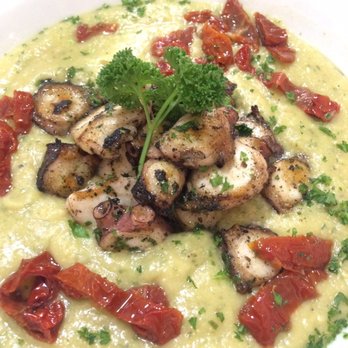 Sicilierie - Crème de pois chiche, tomates sèches et poulpe grillé ; délicieux - Italian Near Me - Brussels, BRU