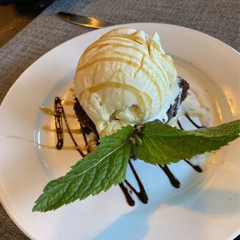Mankas Grill - Brownie a la Mode with vanilla bean ice cream - American Near Me - Fairfield, California