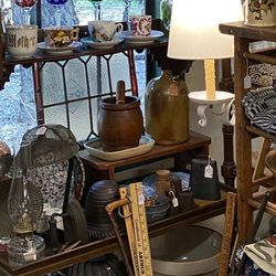 Comfort Antique Mall - Antiques, vintage, primitives, coverlets, quilts, flow blue.