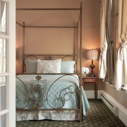 The Inn at Cooperstown - Premium Suite Bed Area