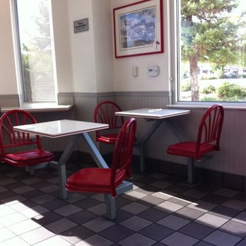 In-N-Out Burger - The generic seatings and ugly floors - Burgers Near Me - Clovis, California In-N-Out Burger - The generic seatings and ugly floors - Burgers Near Me - Clovis, California