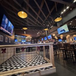 HOBNOB NEIGHBORHOOD TAVERN - Updated 05/2025 - 114 Photos & 80 Reviews - 240 City Cir, Peachtree