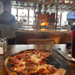 The sausages pizza