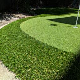 Slope and raised edge of the putting green