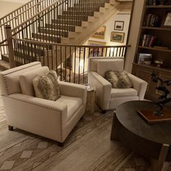 The Rusty Parrot Lodge - Second floor lounge where cookies can be found