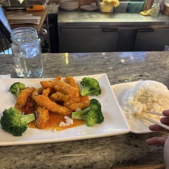 La Mint - Vietnamese Kitchen - G1. General Chicken Dinner - Vietnamese Near Me - Reno, Nevada La Mint - Vietnamese Kitchen - G1. General Chicken Dinner - Vietnamese Near Me - Reno, Nevada