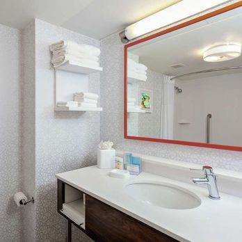 Hampton Inn Gainesville - Guest room bath - Hotels Near Me - Gainesville, Florida