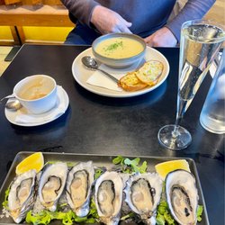 Warradale Hotel - Natural oysters and potato/leek soup with cheesey garlic bread entrees