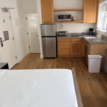 Venice Suites - kitchen - Hotels Near Me - Venice, California